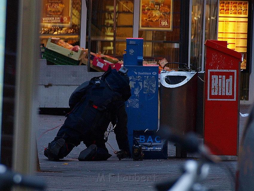 Herrenlose Einkaufstuete gesprengt Koeln Schildergasse P325.JPG